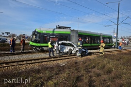 Zderzenie mercedesa z tramwajem na rondzie Solidarności