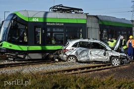 Zderzenie mercedesa z tramwajem na rondzie Solidarności