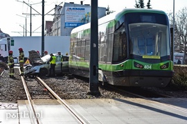 Zderzenie mercedesa z tramwajem na rondzie Solidarności