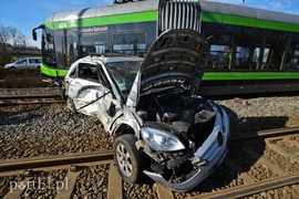 Zderzenie mercedesa z tramwajem na rondzie Solidarności