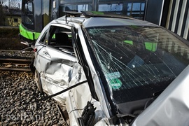 Zderzenie mercedesa z tramwajem na rondzie Solidarności