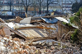 Burzą, by postawić market