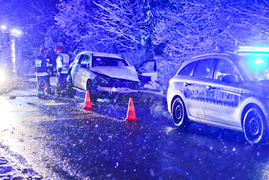 38-latek uderzył mercedesem w drzewo, miał ponad dwa promile