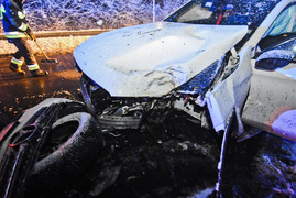 38-latek uderzył mercedesem w drzewo, miał ponad dwa promile