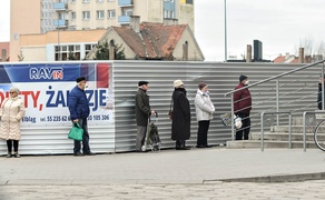 Nowe obostrzenia. \"W Elblągu spokojnie, tylko ludzie jakby smutniejsi\"