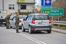 Policjanci kontrolują kierowców wjeżdżających na Mierzeję Wiślaną