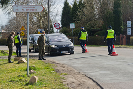 Policjanci kontrolują kierowców wjeżdżających na Mierzeję Wiślaną