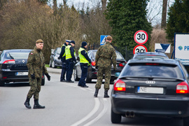 Policjanci kontrolują kierowców wjeżdżających na Mierzeję Wiślaną