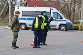 Policjanci kontrolują kierowców wjeżdżających na Mierzeję Wiślaną