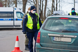 Policjanci kontrolują kierowców wjeżdżających na Mierzeję Wiślaną