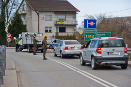 Policjanci kontrolują kierowców wjeżdżających na Mierzeję Wiślaną