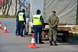 Policjanci kontrolują kierowców wjeżdżających na Mierzeję Wiślaną