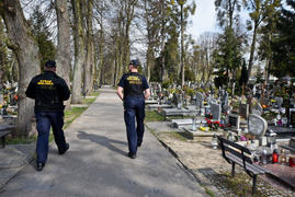 Elbląskich cmentarzy oficjalnie nie zamknięto, ale odwiedzający groby mogą dostać mandat