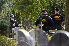 Elbląskich cmentarzy oficjalnie nie zamknięto, ale odwiedzający groby mogą dostać mandat