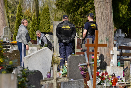 Elbląskich cmentarzy oficjalnie nie zamknięto, ale odwiedzający groby mogą dostać mandat