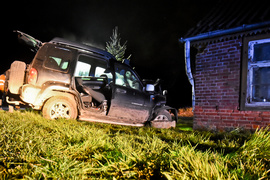 Kierowca jeepa uderzył w dom w Borzynowie