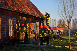 Pożar domu w Wiśniewie, z ogniem walczyło ponad 30 strażaków