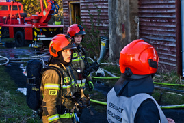 Pożar domu w Wiśniewie, z ogniem walczyło ponad 30 strażaków
