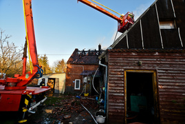 Pożar domu w Wiśniewie, z ogniem walczyło ponad 30 strażaków