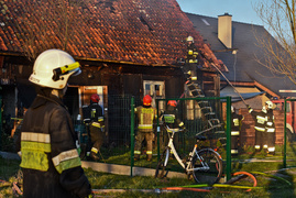 Pożar domu w Wiśniewie, z ogniem walczyło ponad 30 strażaków Pożar domu w Wiśniewie, z ogniem walczyło ponad 30 strażaków