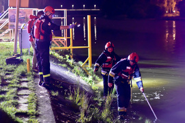 Nocny alarm dla służb. Do rzeki miał wpaść mężczyzna na wózku