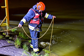 Nocny alarm dla służb. Do rzeki miał wpaść mężczyzna na wózku