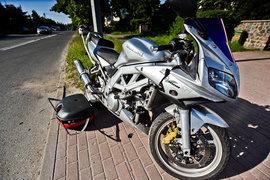 Zderzenie peugeota z motocyklistą na ul. Rawskiej zdjęcie nr 224284