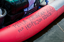 Wiosłują i pomagają dzieciom z hospicjum