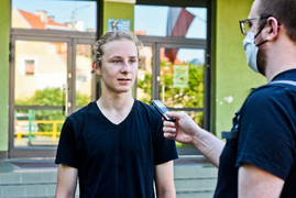 Najpierw dezynfekcja, potem obliczenia. Ósmoklasiści piszą egzamin z matematyki