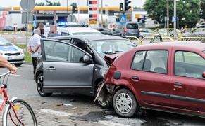 Kraksa sześciu aut przy targowisku