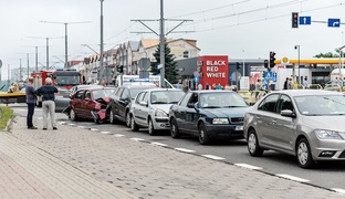 Kraksa sześciu aut przy targowisku