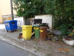 Wyrzucają śmieci, gdzie popadnie