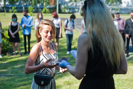 Maska na twarzy, świadectwo w ręku i można zaczynać wakacje