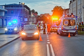 8-latka wbiegła na ruszające auto