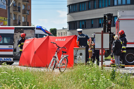 Rowerzystka potrąciła kobietę wysiadającą z autobusu