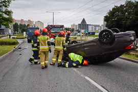 Zmieniał pas i dachował na Ogólnej