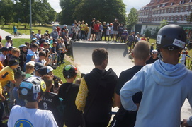 Hulajnogowe show w skateparku