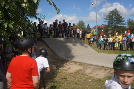 Hulajnogowe show w skateparku