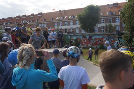 Hulajnogowe show w skateparku