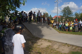 Hulajnogowe show w skateparku