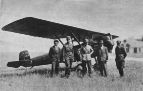 1929 r. Wiktor w towarzystwie konstruktorów samolotu DKD-5, braci Działowskich.  Stoi drugi od lewej.