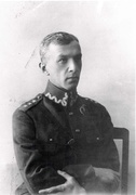 XII.1919 r. Wiktor w polskim mundurze, z lotniczą ?gapą?, w  stopniu kapitana, jako dowodca Oficerskiej Szkoły Obserwatorów  Lotniczych (OSOL) w Toruniu.