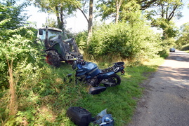 Motocyklista uderzył w maszynę rolniczą zdjęcie nr 227934