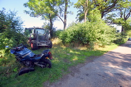 Motocyklista uderzył w maszynę rolniczą