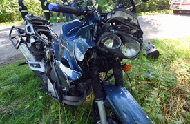 Motocyklista uderzył w maszynę rolniczą zdjęcie nr 227937