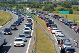 Dachowanie na trasie S7. Są utrudnienia w ruchu