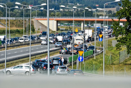 Dachowanie na trasie S7. Są utrudnienia w ruchu