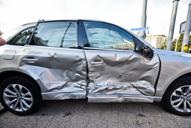 Zderzenie nissana z audi pod szkołą muzyczną