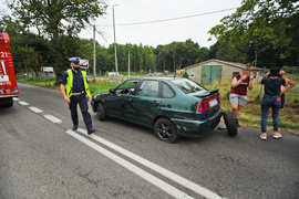 Zderzenie trzech pojazdów na ul. Królewieckiej, sprawca bez uprawnień i pijany zdjęcie nr 228485