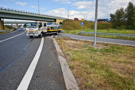 Kierowca bmw przebił się przez barierki na węźle Wschód